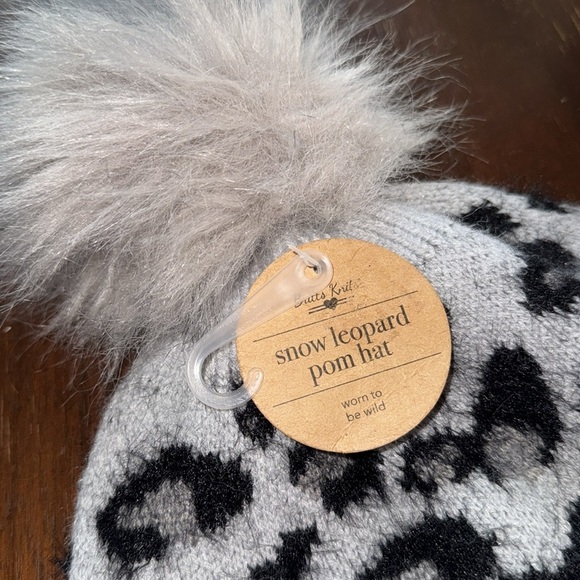 Britt’s Knits hat Snow Leopard Pom pom furry Gray Black NEW stretch one size - Picture 3 of 3